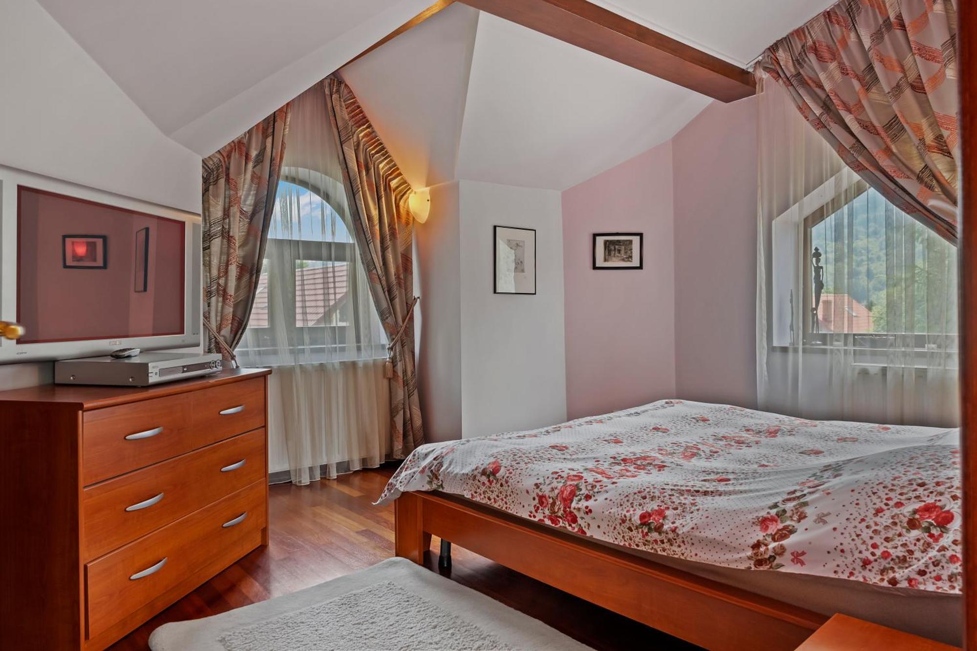 Wine Cellar Villa With Beautiful Garden In Sinaia - Busteni Poiana Tapului エクステリア 写真